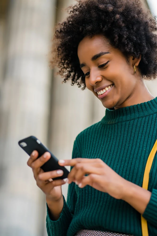 Mulher olhando catálogo de pedidos no WhatsApp