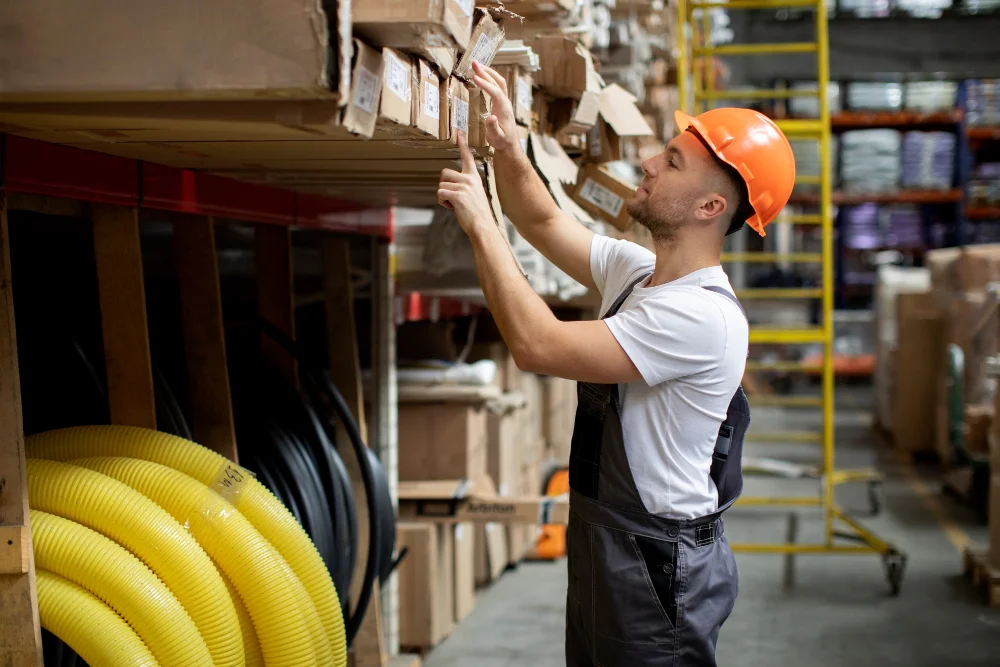 Catálogo online de locadora de equipamentos com ficha técnica e pedido de orçamento no WhatsApp